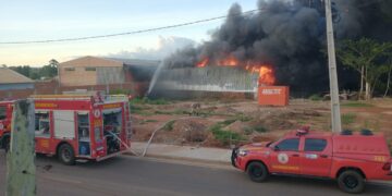 Corpo de Bombeiros Militar combate incêndio de grande proporção em edificação