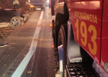 Bombeiros socorrem vítimas de acidente envolvendo dois carros e caminhão na MT-320