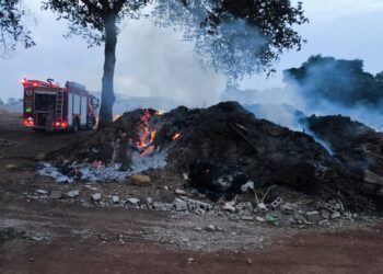 Corpo de Bombeiros combate incêndio em aterro em Primavera do Leste