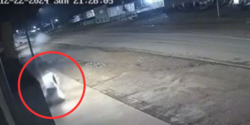 Vídeo – Motorista perde controle de carro e derruba poste