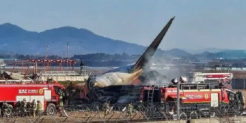 Avião sai da pista, bate em muro e explode; há 177 mortos