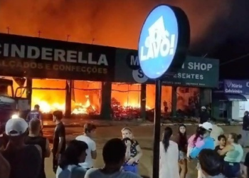 Encapuzados provocam incêndio criminoso e destroem lojas; veja vídeos