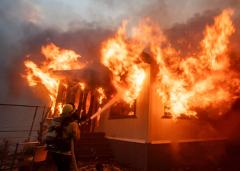 Incêndios sem precedentes deixam 70 mil desalojados e ao menos 2 mortos na Califórnia; SIGA