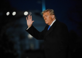 Aprovação de Trump fica abaixo da desaprovação pela 1ª vez na média das pesquisas, aponta levantamento