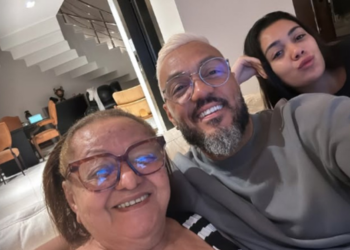 Em clique raro, Belo posa com a mãe e a filha caçula e se declara às duas: ‘Minhas’