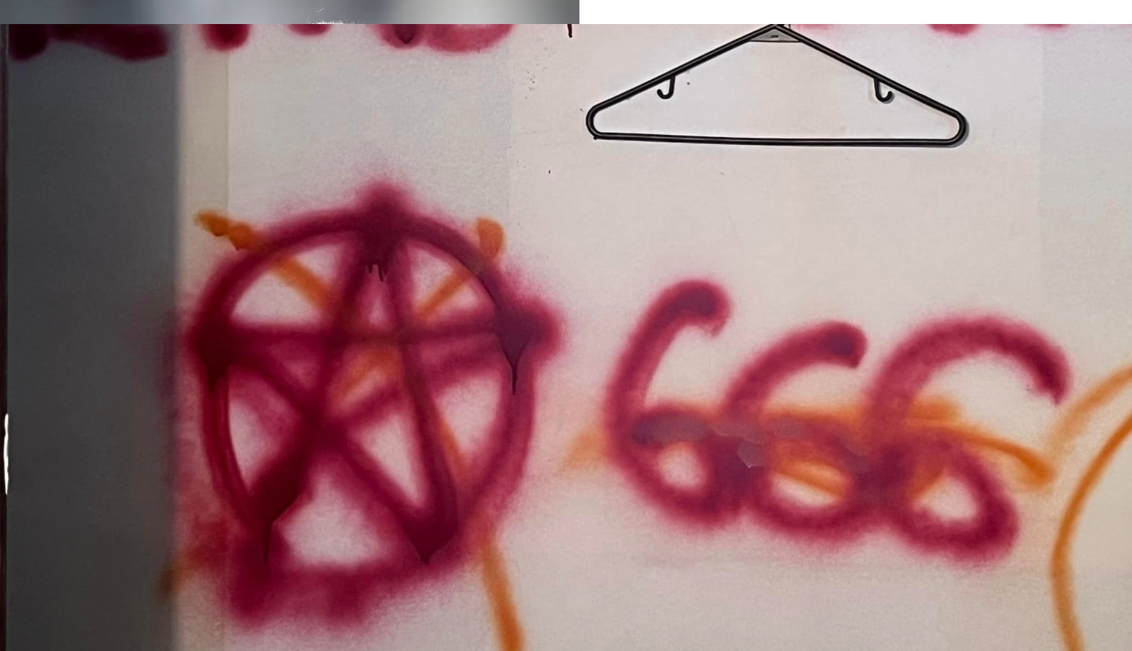 Homem vai à prisão por vandalizar igreja com símbolos satânicos