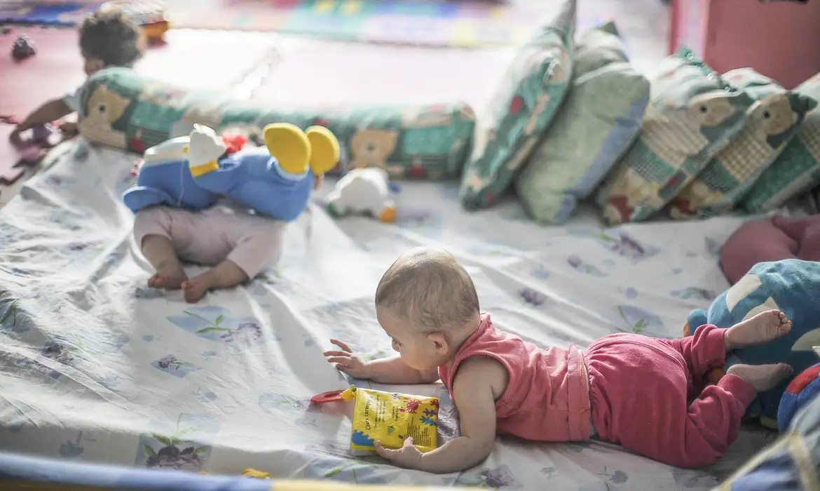 Pobreza afeta desenvolvimento de bebês desde 6 meses, mostra pesquisa