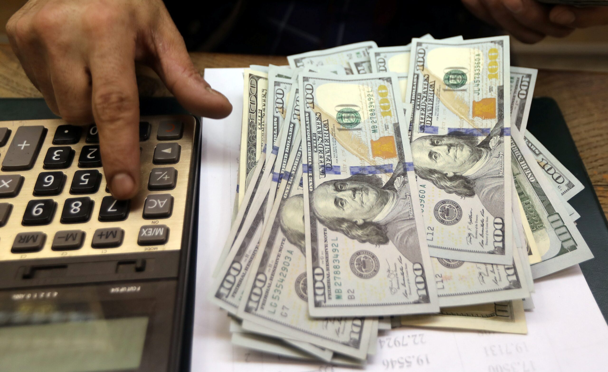 Ibovespa cai mais de 2%, com inflação  e petróleo no radar; dólar fecha em R$ 5,24
