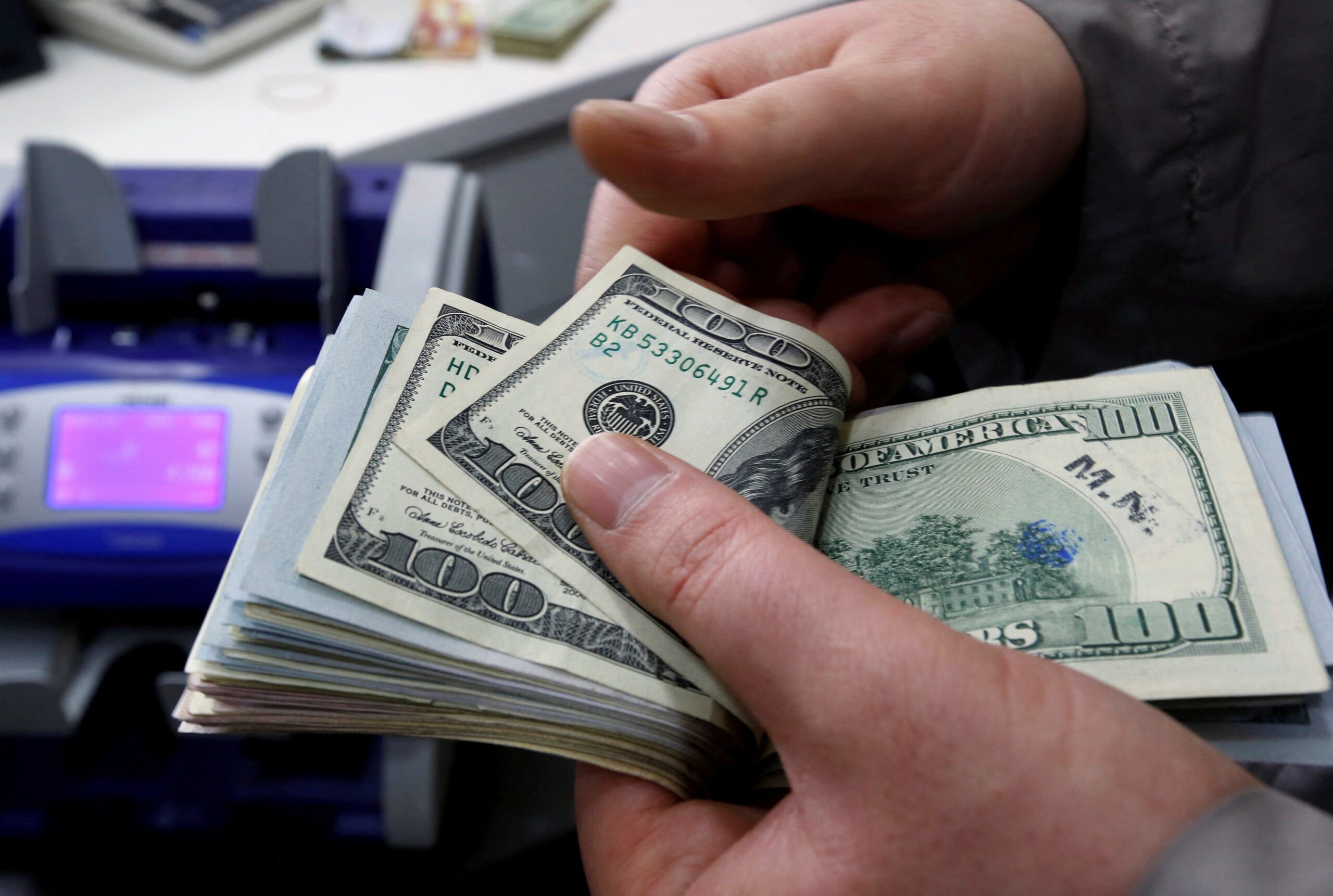 Dólar abre com investidores atentos ao petróleo e a falas de Trump sobre Irã