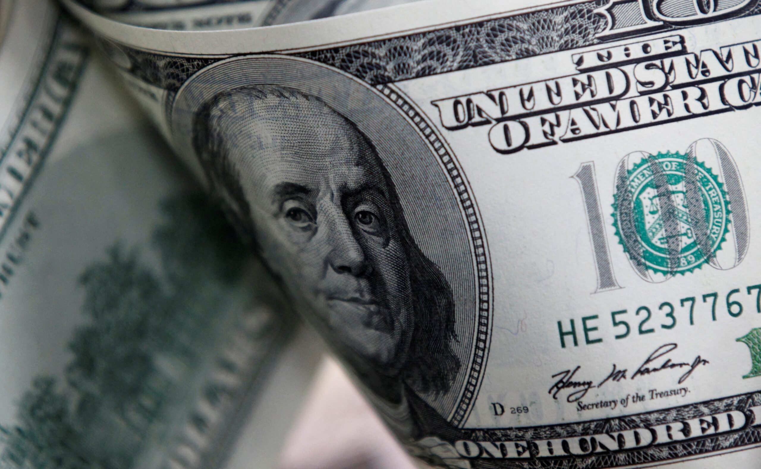 Dólar sobe na abertura com investidores de olho no exterior