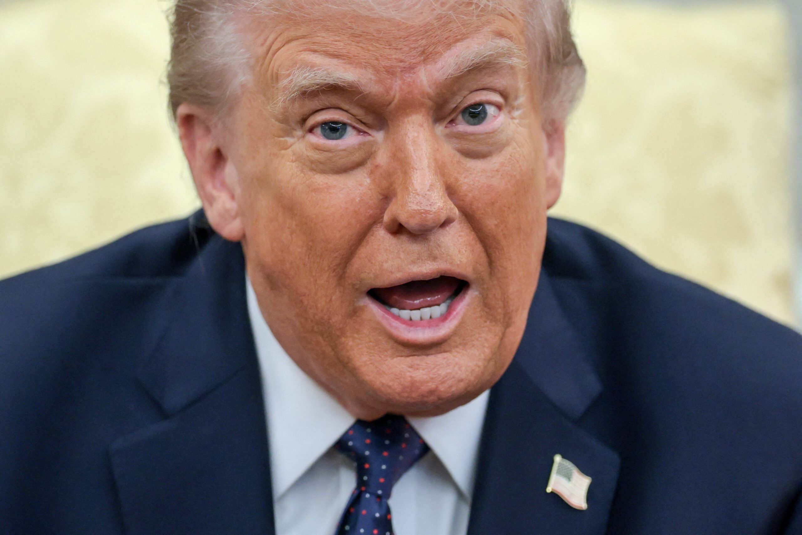 Trump comprou mais de US$ 1,1 milhão em títulos da Netflix e da Warner Bros no auge da disputa com a Paramount