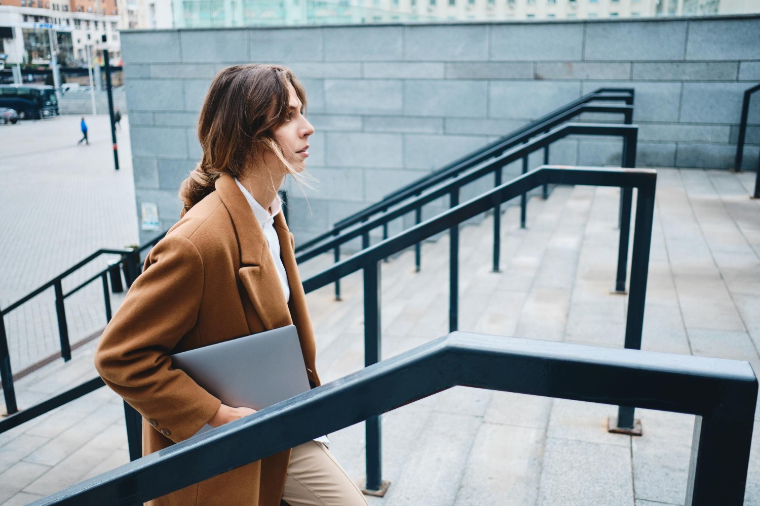 O ponto em que a carreira das mulheres mais trava — e não é no topo