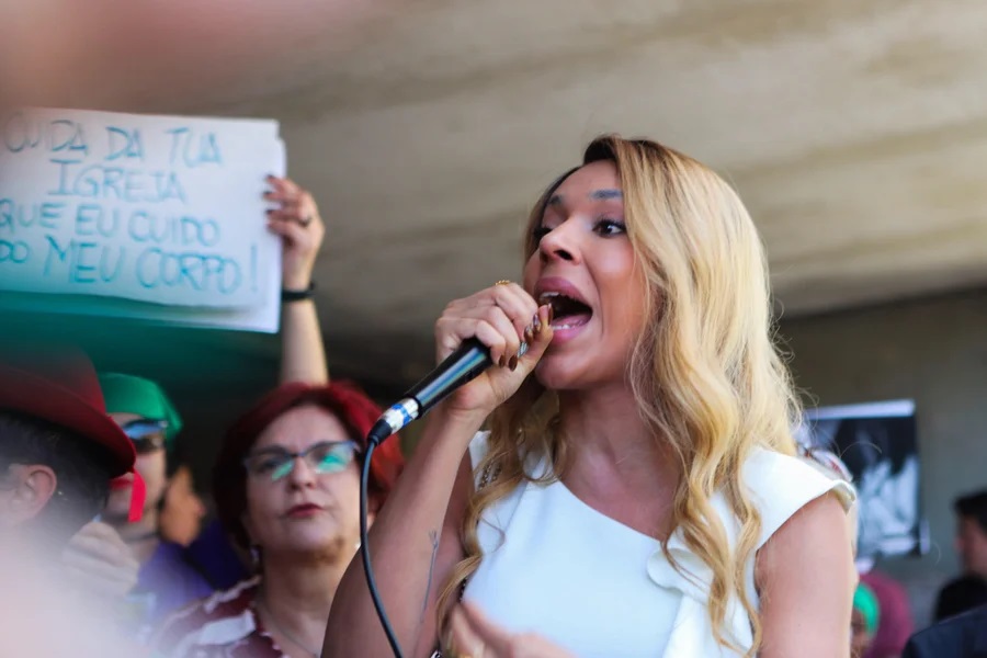 ‘trans’ quer direito de ‘meninas ao aborto’