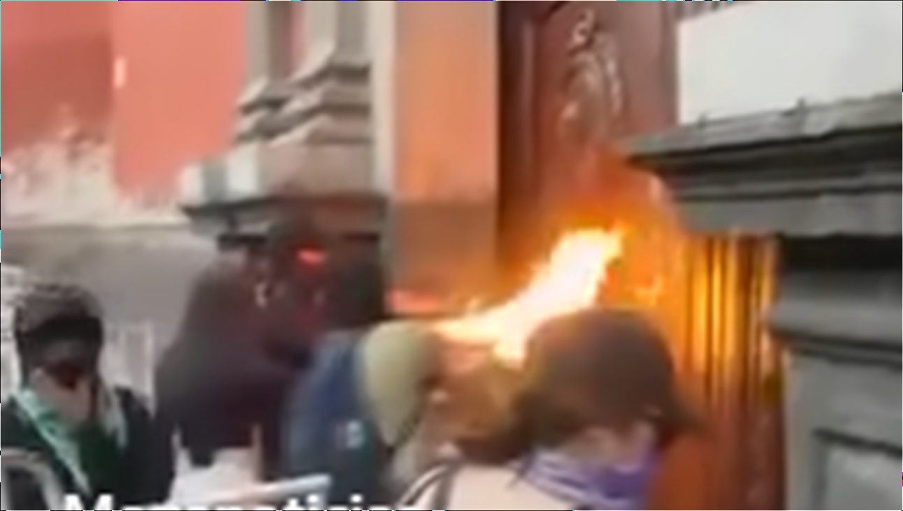 Feministas ateiam fogo e picham igreja histórica no Dia da Mulher