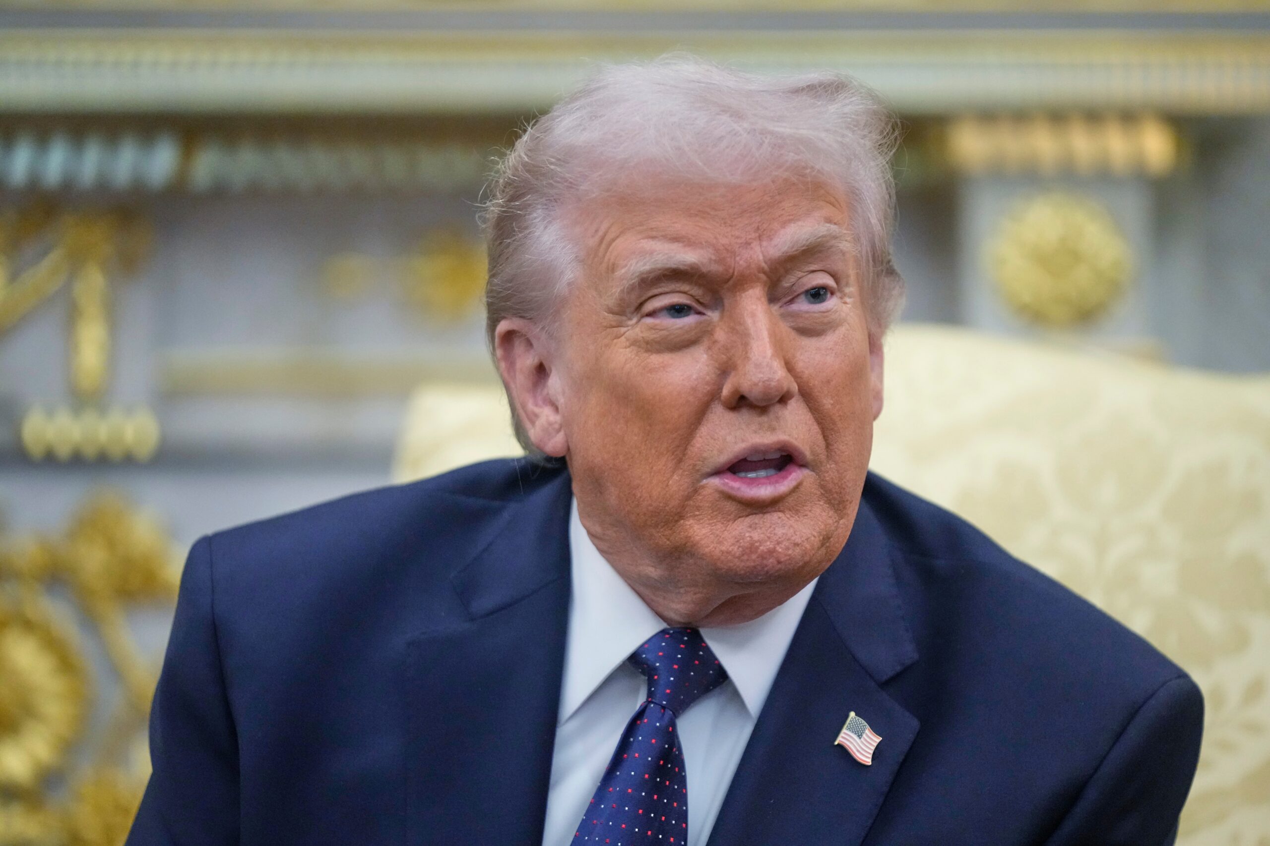Trump avalia reduzir sanções à Rússia para conter preços do petróleo, diz agência