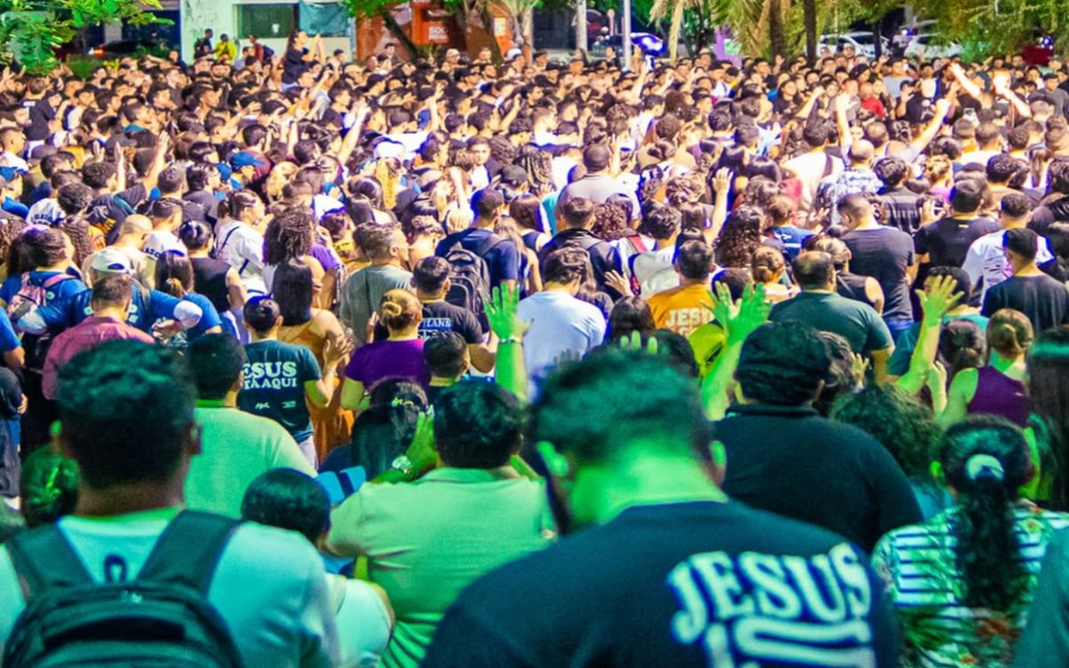 jovens se reúnem em praça para culto de avivamento
