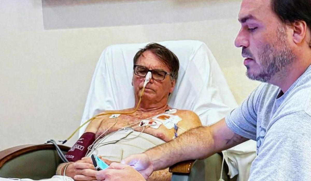 Estado de saúde de Bolsonaro ainda “é muito delicado”, diz Carlos
