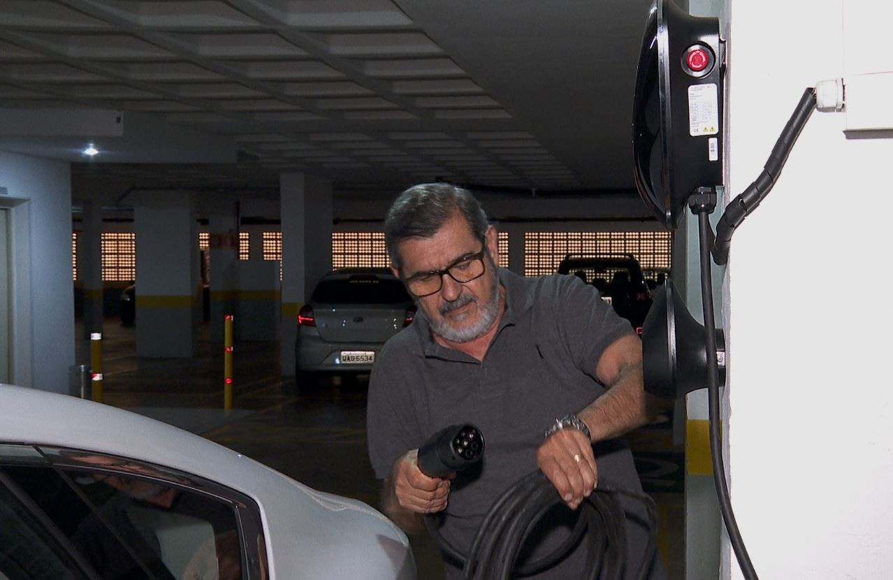 Condomínios não podem mais barrar carregador de carro elétrico em SP