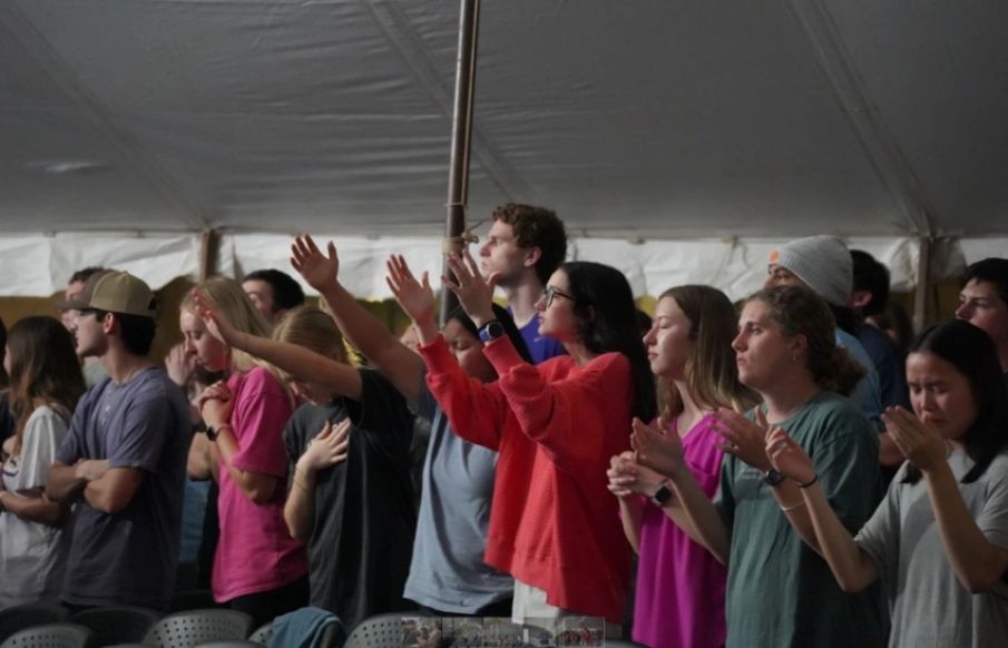 Culto em universidade reúne mais de mil e 80 se rendem a Cristo