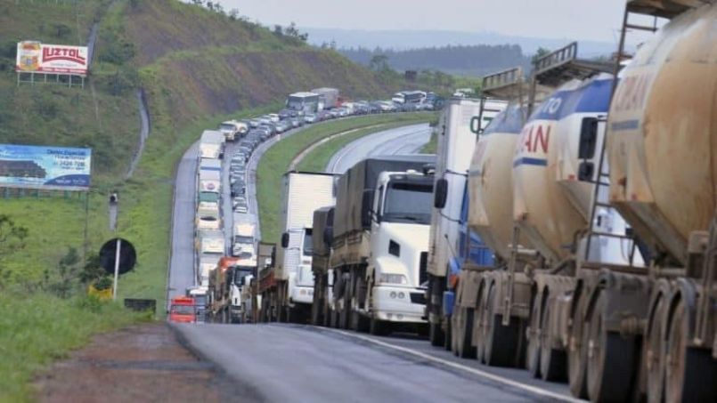 Caminhoneiros definem greve contra aumento do diesel