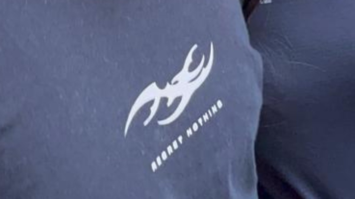 Renner deixa de vender camiseta com frase 'Regret Nothing', ligada a discurso misógino