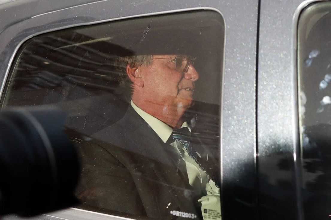 Bolsonaro é levado às pressas a hospital e Flávio pede orações