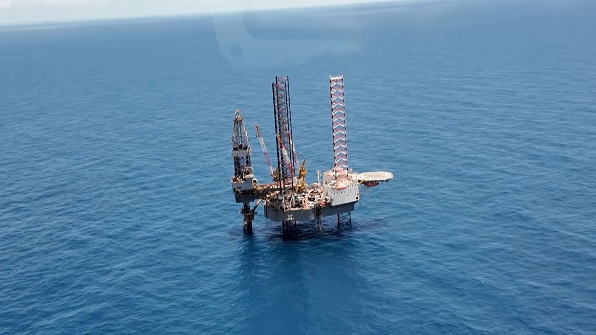 Trump suspende lei centenária que impõe restrições ao transporte marítimo de petróleo durante guerra no Oriente Médio