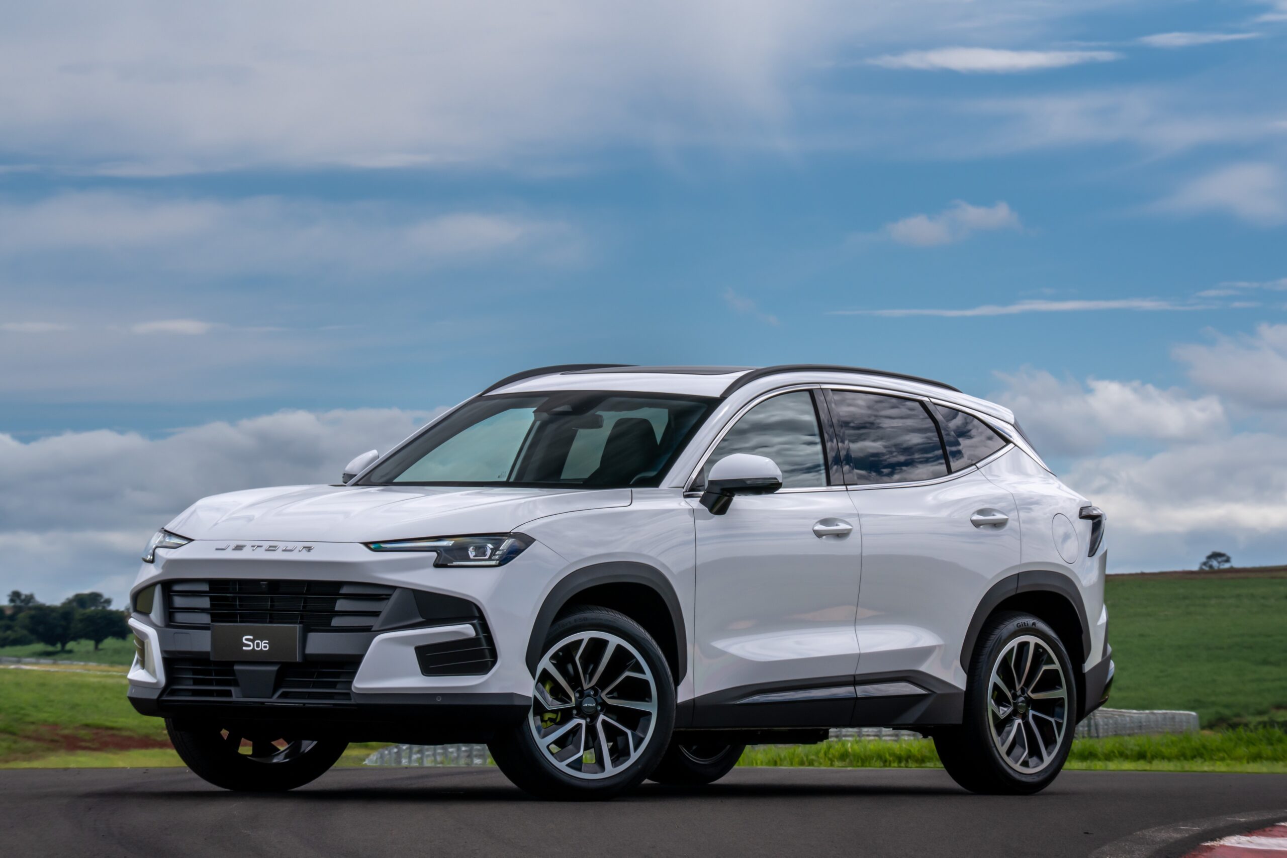 Jetour chega ao Brasil com SUVs híbridos a partir de R$ 199 mil