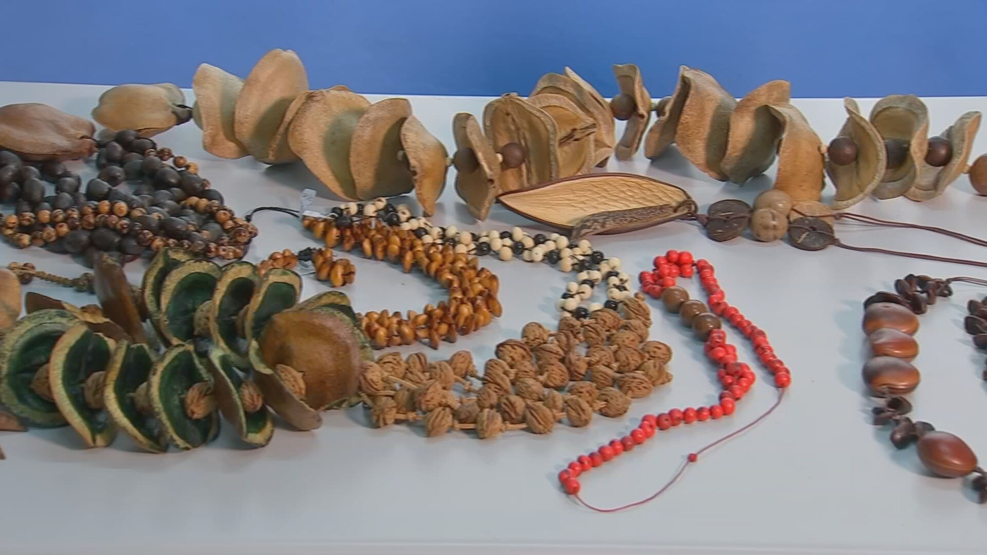 Artesãs de Itapetininga transformam matéria-prima da natureza em joias biodegradáveis