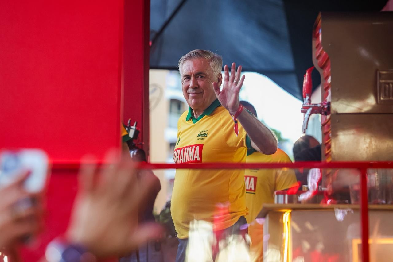 É #FAKE foto de Ancelotti beijando três mulheres ao mesmo tempo no carnaval; imagem foi criada com inteligência artificial