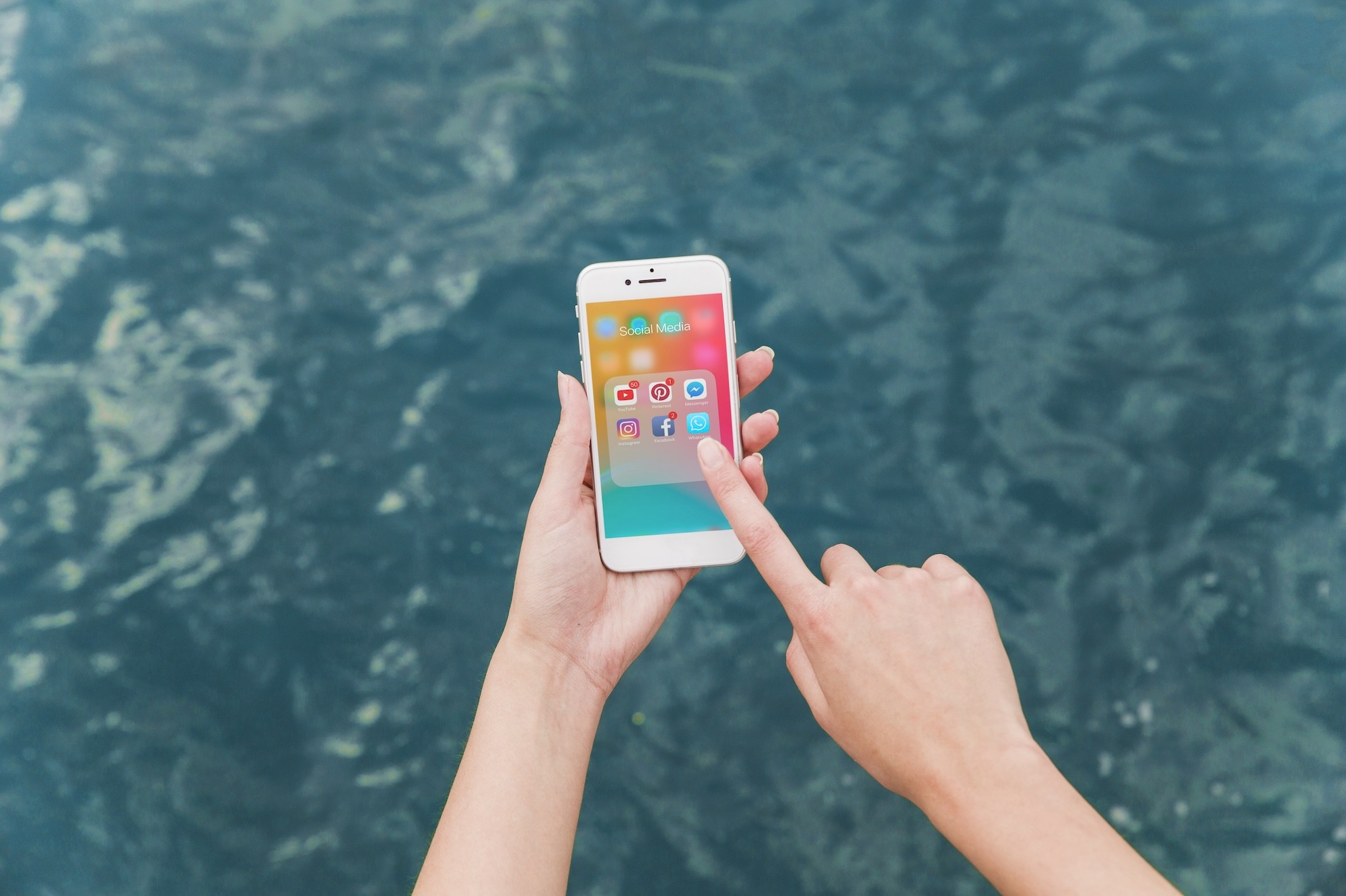 Celular resistente à água: por que a vedação não dura para sempre?
