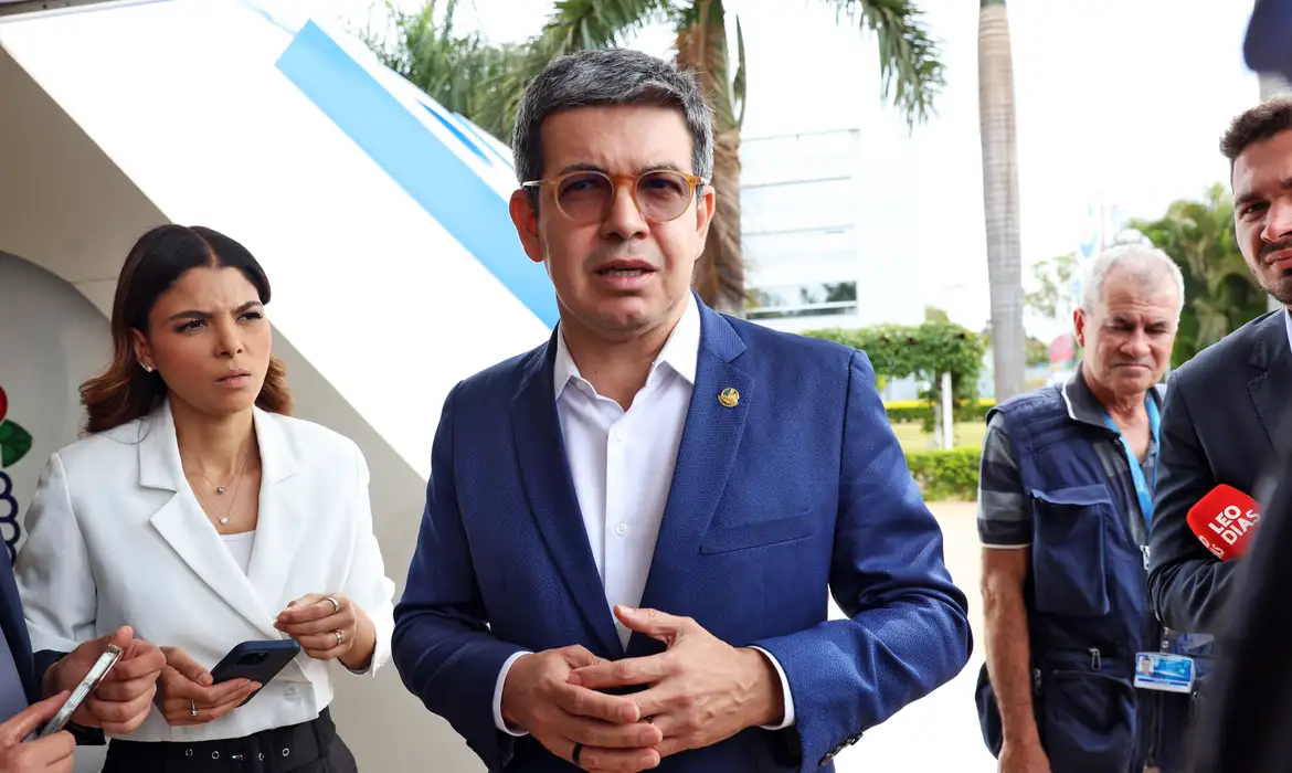Randolfe Rodrigues afirma que governo deve indicar outro nome para STF