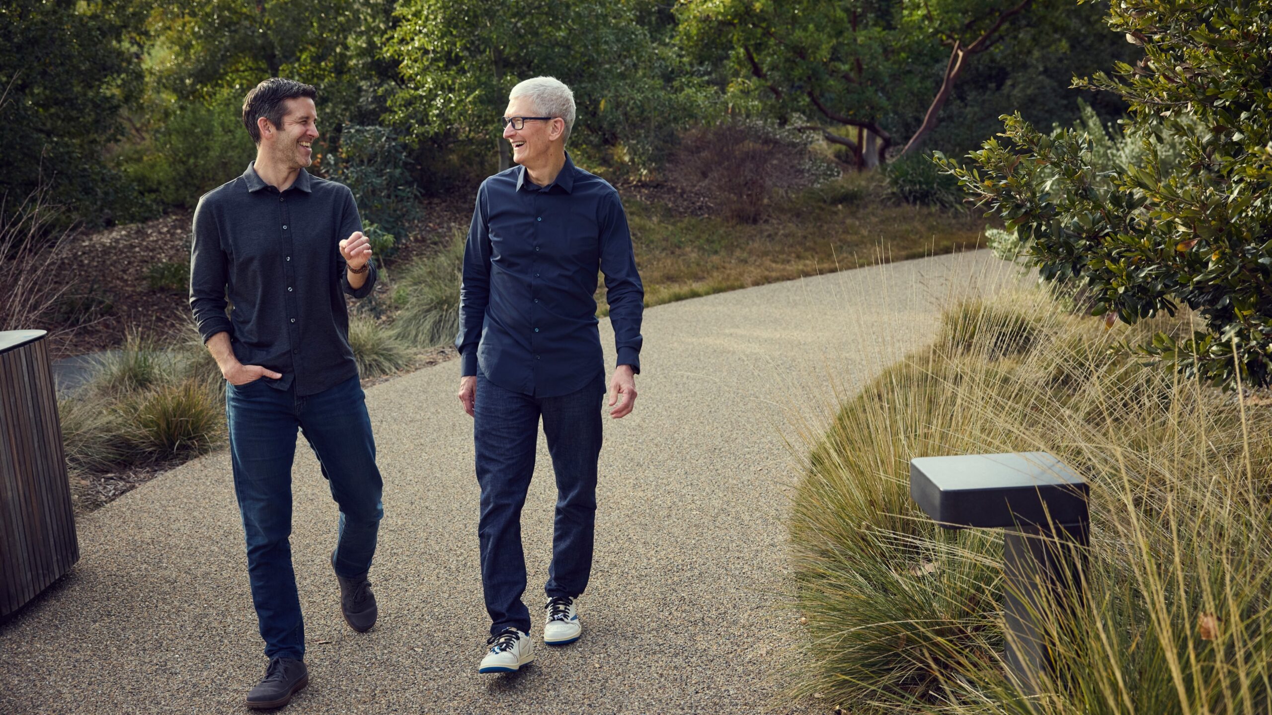 Apple anuncia sucessão: Tim Cook deixará comando e John Ternus será novo CEO