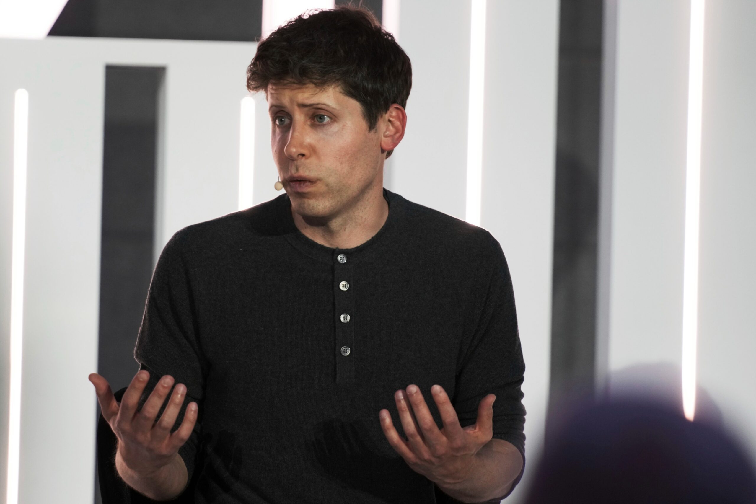CEO da OpenAI pede desculpas por não alertar a polícia sobre suspeita de tiroteio em massa