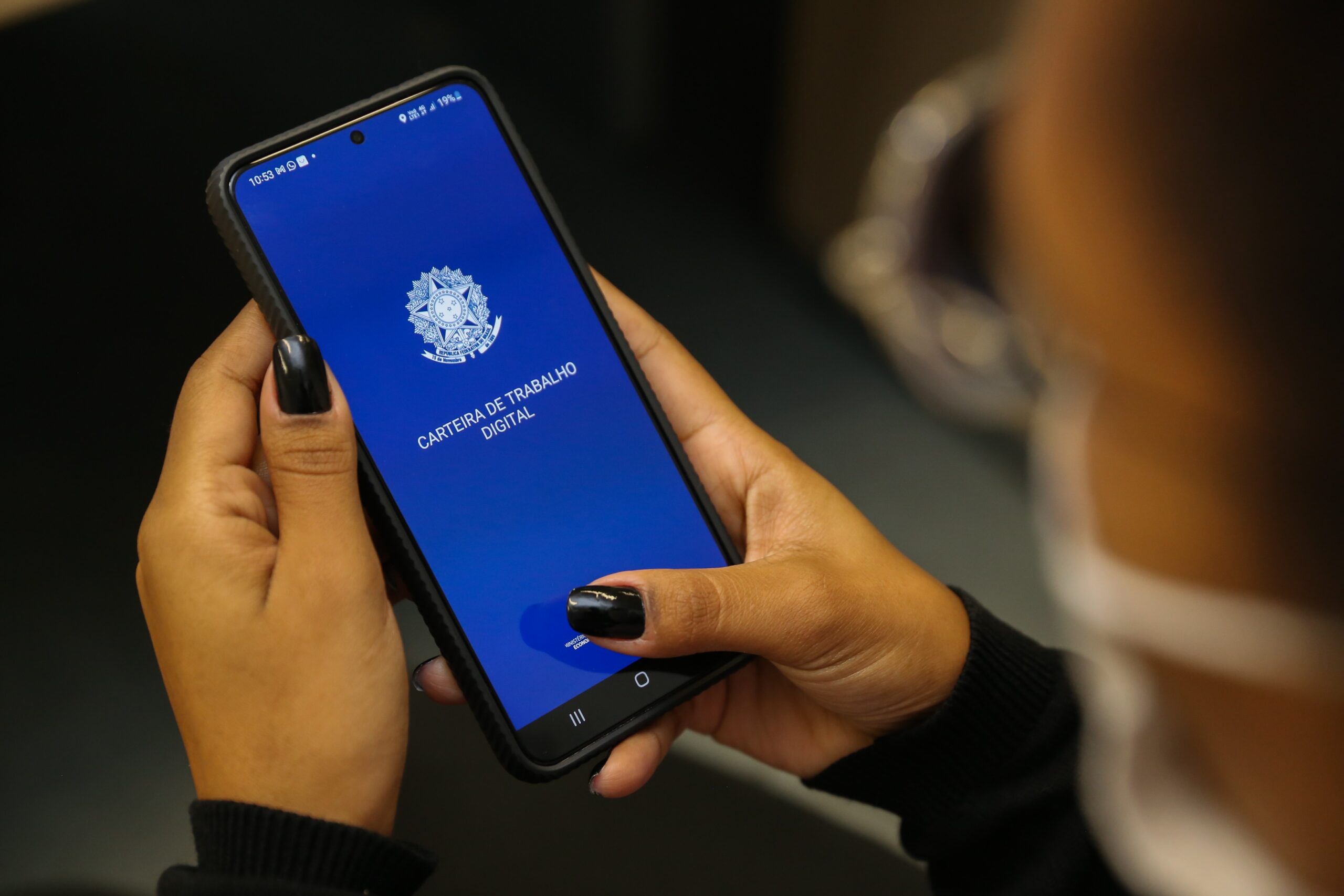 37 milhões de trabalhadores com carteira assinada trabalham mais de 41 horas por semana, diz governo