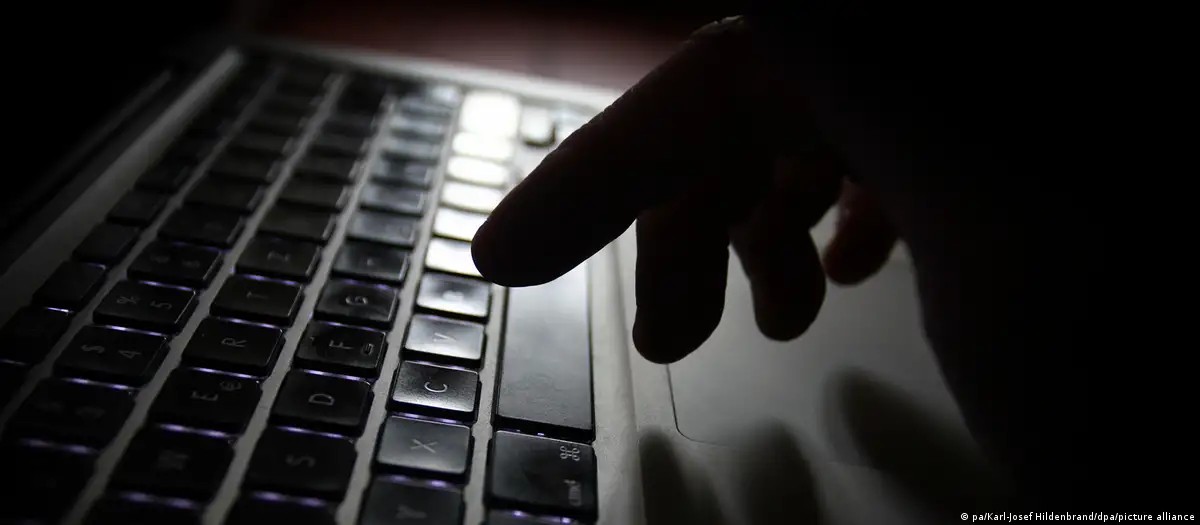 Pizza, pirulito e emojis: os símbolos usados por aliciadores digitais