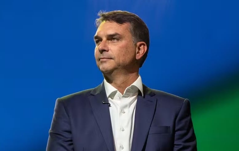 Flávio Bolsonaro confirma Alfredo Gaspar como vice em sua chapa