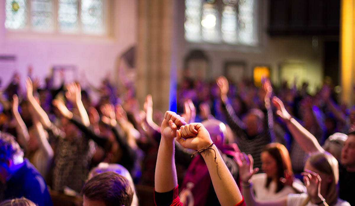 Jovens querem mais liturgia nas igrejas: pesquisa aponta tendência
