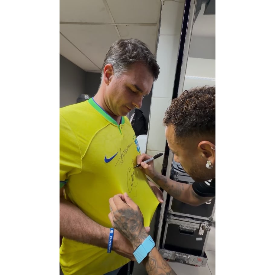 Neymar autografa camisa de Flávio em São Januário