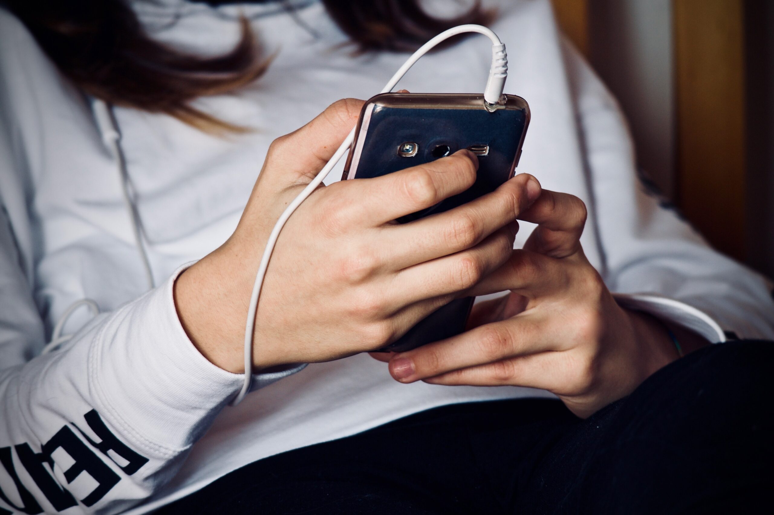 Celular, comparação e diálogo: os desafios de educar adolescentes em uma geração hiperconectada
