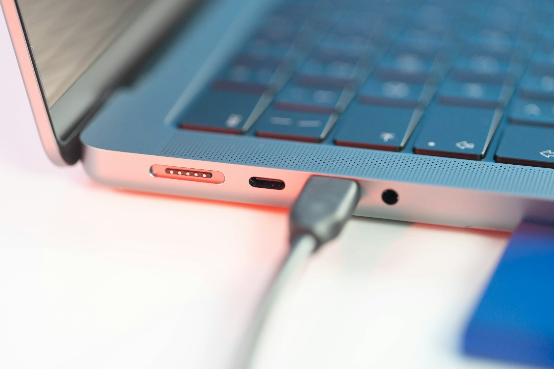 Bateria do notebook: deixar na tomada o dia todo faz mal?