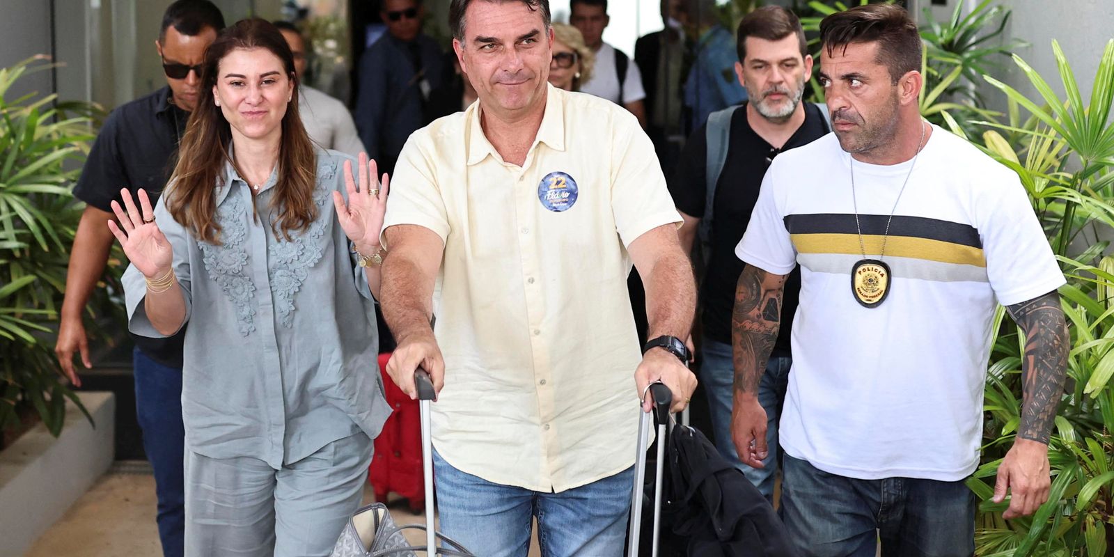 Após fuga, EUA vão emitir visto para Flávio Bolsonaro e família